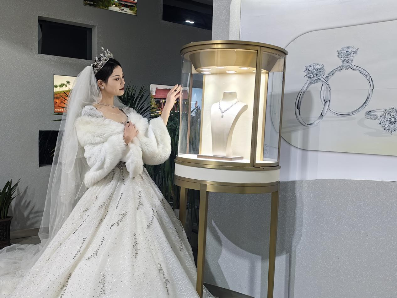 中国柘城培育钻石交易中心内，模特向消费者展示饰品。