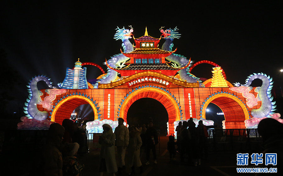 69692月6日,贵阳观山湖灯会庙市花灯璀璨,吸引游客观赏.