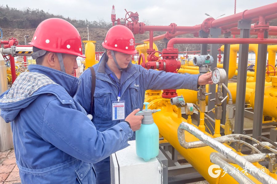 贵州燃气集团工作人员检查门站设施设备运行状况