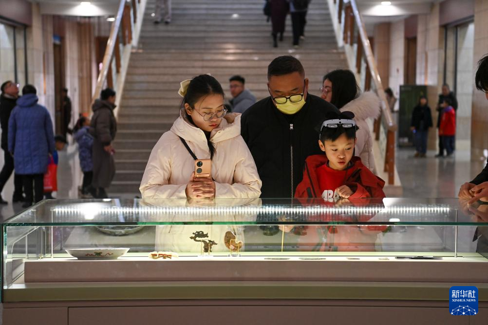 2月7日,游客在山西博物院参观.