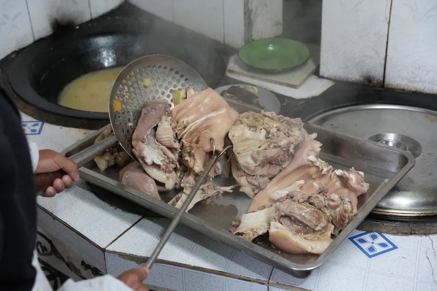 徐飞龙用土灶头烹制猪头肉