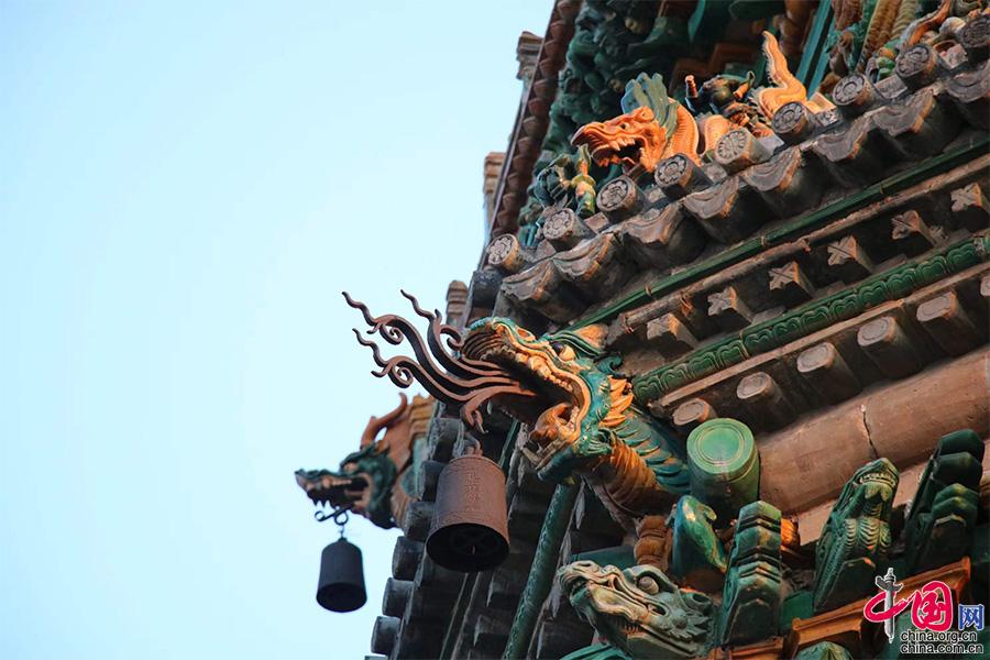 广胜寺飞虹塔琉璃龙头,龙齿白色,眼眸黑球黄边凸起,活灵活现,龙嘴