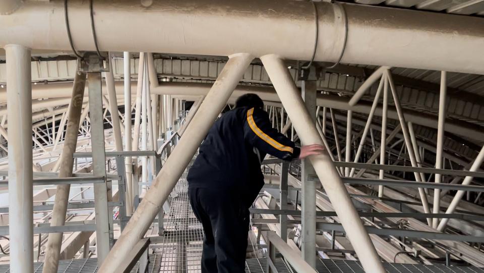 这个平台都是钢结构,有固定的检修马道供巡检员行走.