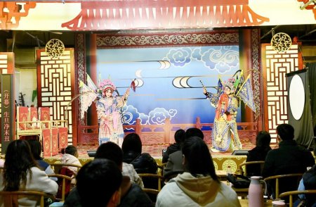 在三花川剧团看演出的观众越来越年轻了|表演_新浪
