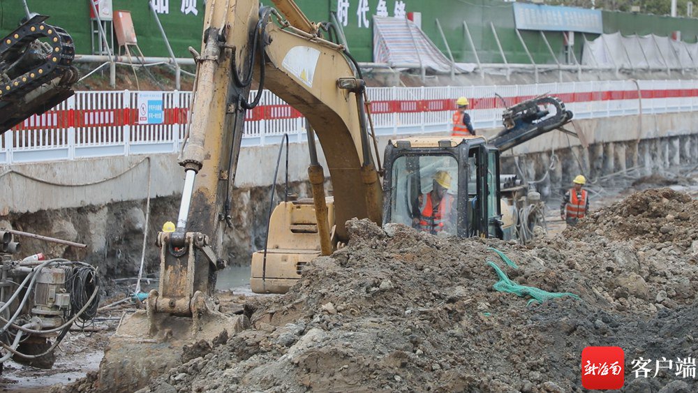 项目工地上正在进行土方开挖作业。记者 郑光平 摄