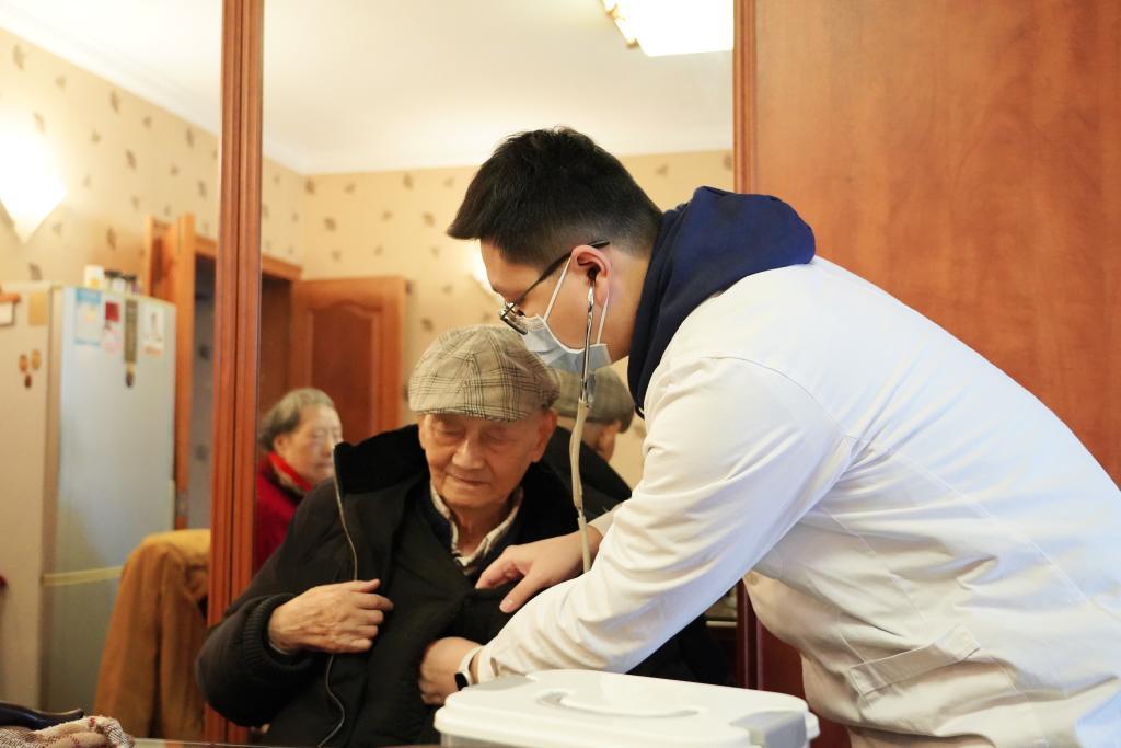 打浦桥街道社区卫生服务中心中泰社区卫生服务站家庭医生周祖骏为石老