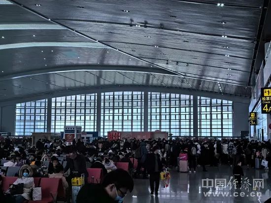 徐州东站等待检票的人群 姜智文/摄