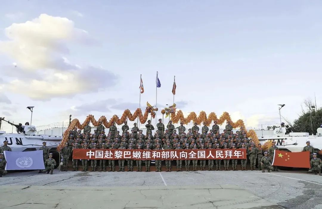 中国第22批赴黎巴嫩维和部队官兵利用任务间隙向全国人民拜年.