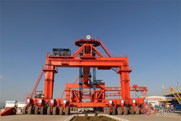 渝昆高铁嵩明制梁场首榀800吨大型箱梁成功浇筑|箱梁