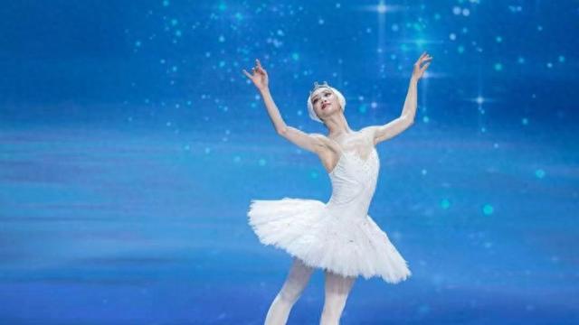 除夕夜,27岁的上海芭蕾舞团首席舞者戚冰雪登上央视春晚,作为领舞