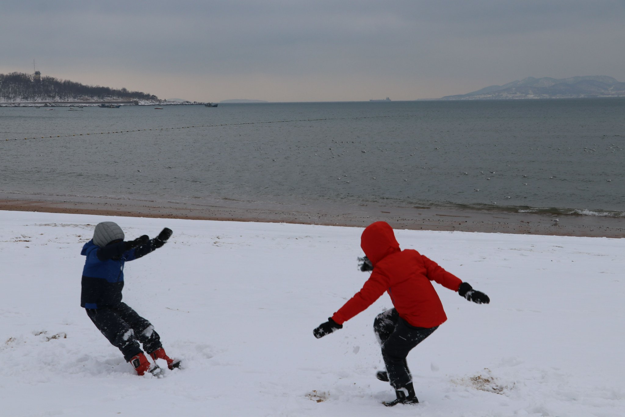 孩子们打雪仗的图片图片