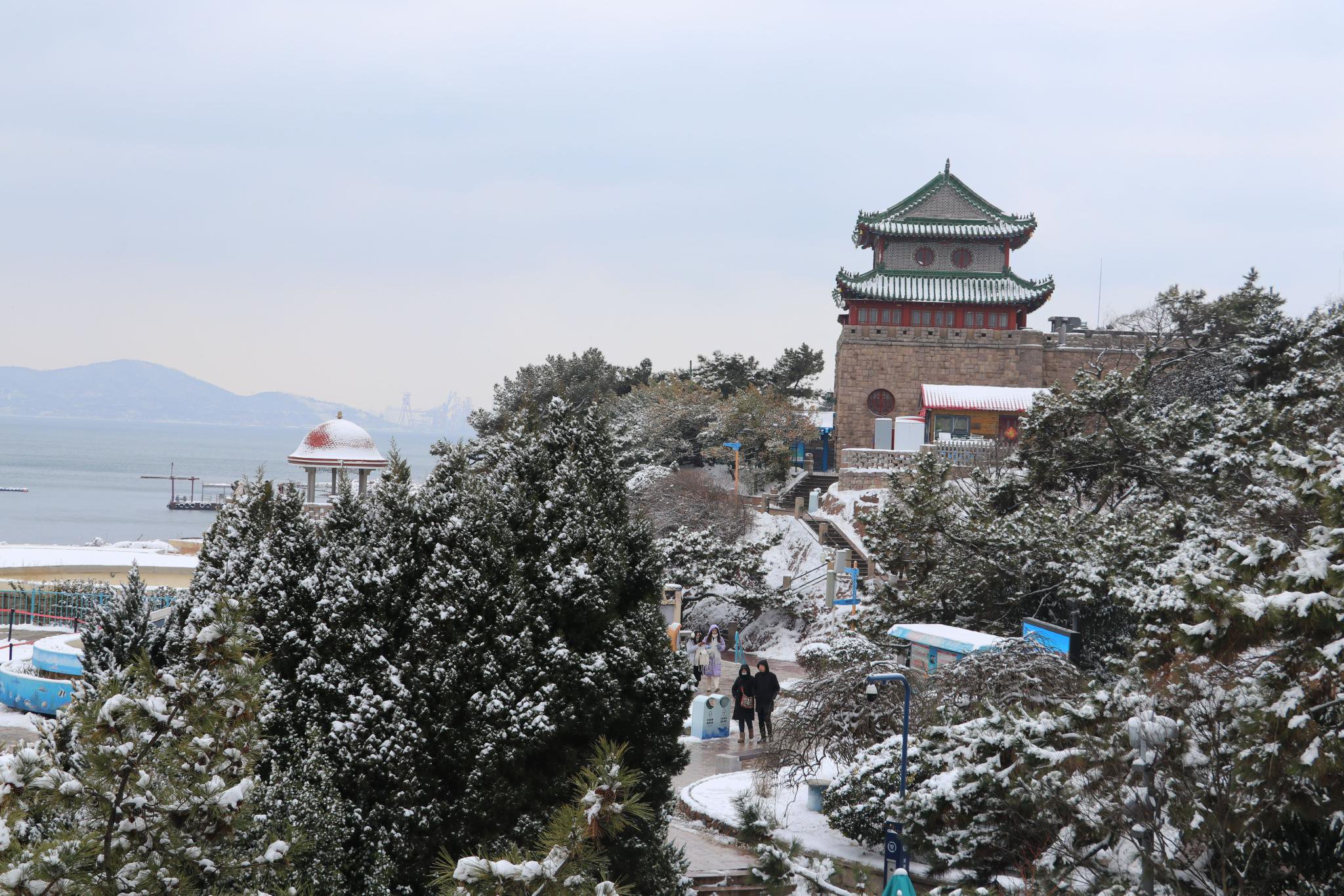 图7为青岛水族馆银装素裹,呈现出独特的冬日美景图8为雪后的青岛,红瓦