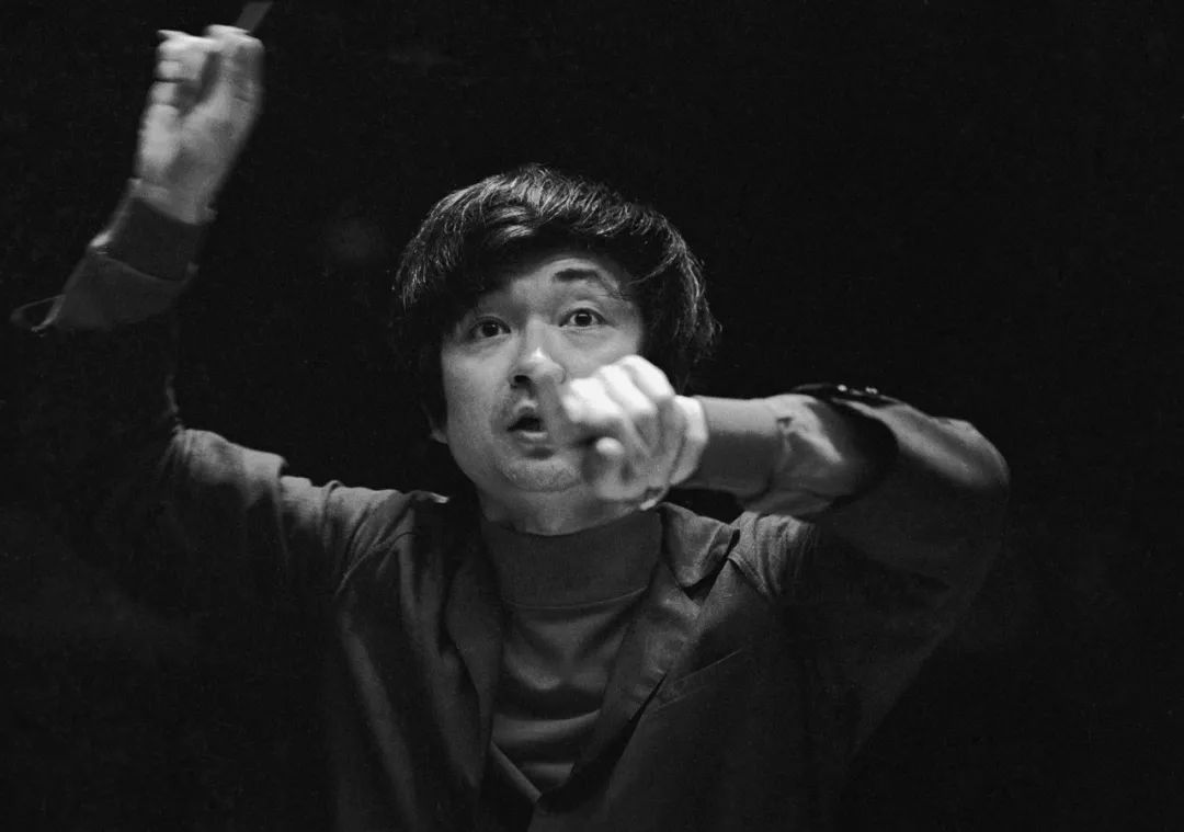1968年2月,美国,日本交响乐指挥家小泽征尔与旧金山交响乐团排练.