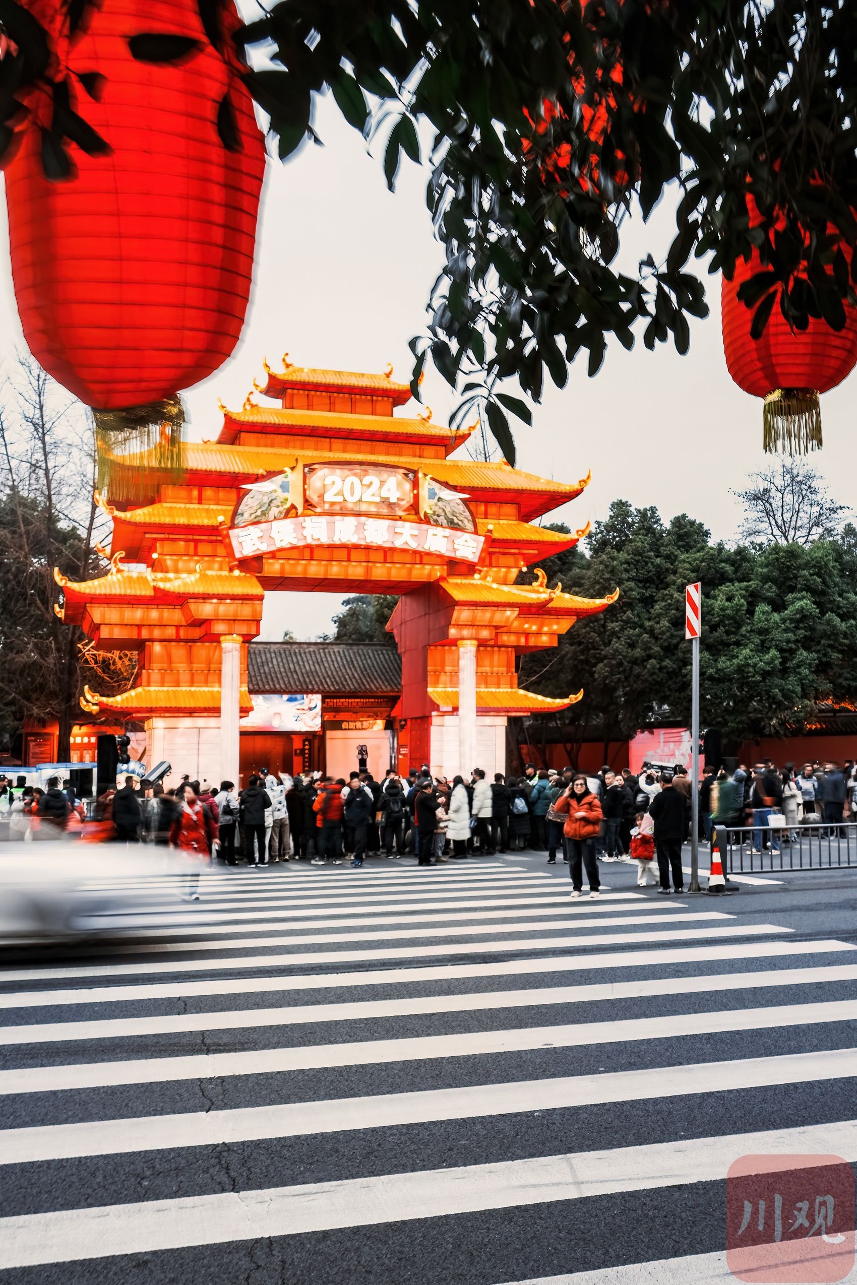 c视频|武侯祠成都大庙会开庙 "c视觉·川观拍客"与关羽赵云版机甲互动