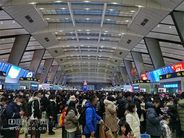 2月7日,北京南站正在候车的旅客 郭涛/摄