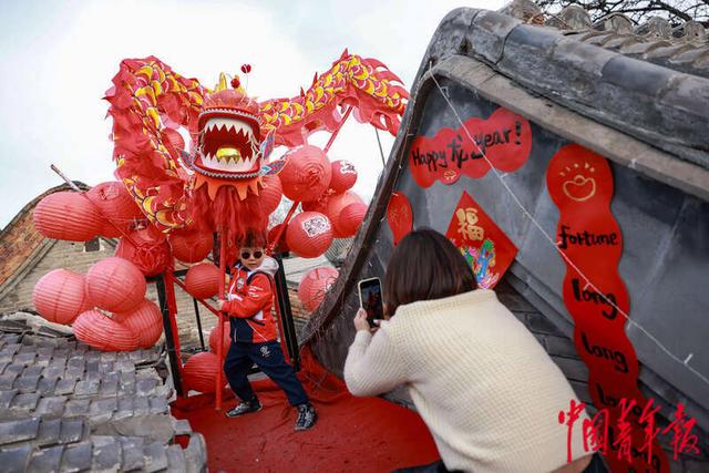 2月8日,北京,一家胡同小店的露台上布置了龙形装置,供进店消费的顾客