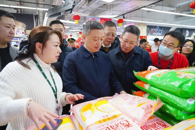 区委书记李晨昊除夕慰问一线干部职工并检查城市安全生产工作