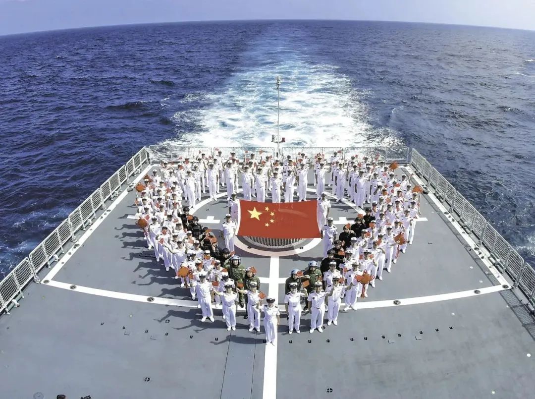 中国海军第45批护航编队官兵在亚丁湾向祖国和人民送上新春祝福.