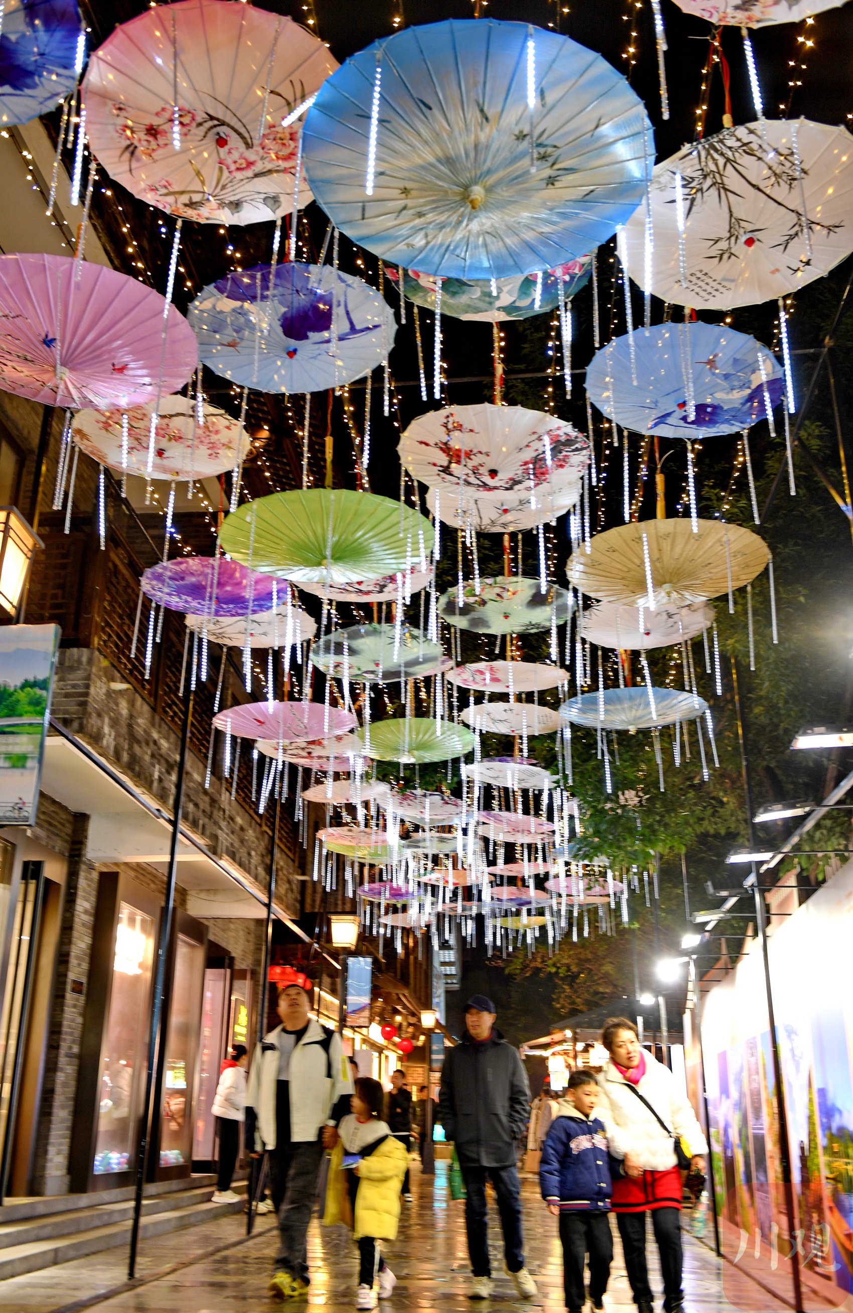 c视觉丨张灯结彩迎新春 成都宽窄巷子游人如织"点亮"夜经济|宽窄巷子