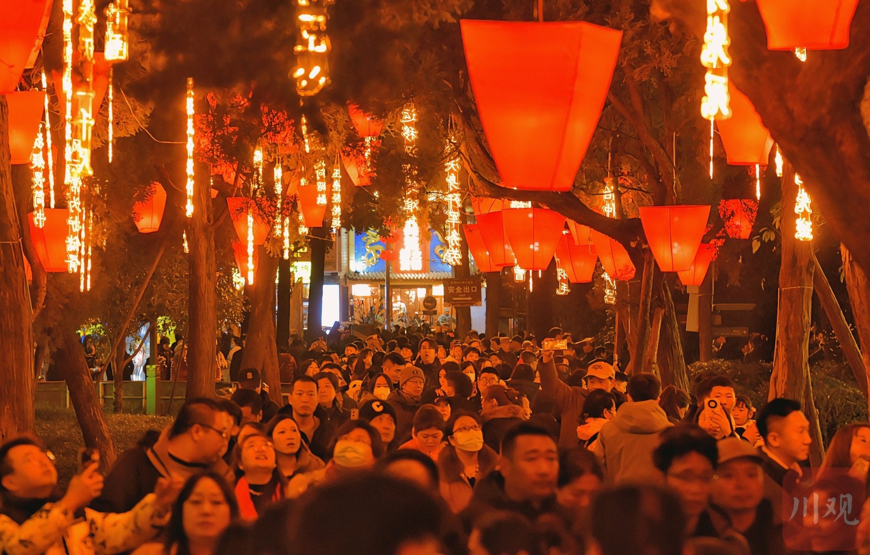 c视频|武侯祠成都大庙会开庙 "c视觉·川观拍客"与关羽赵云版机甲互动