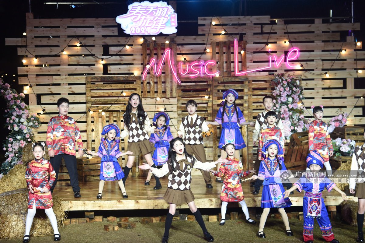 "快乐童伴"国际少儿合唱团合唱《try everything》.潘浩 摄