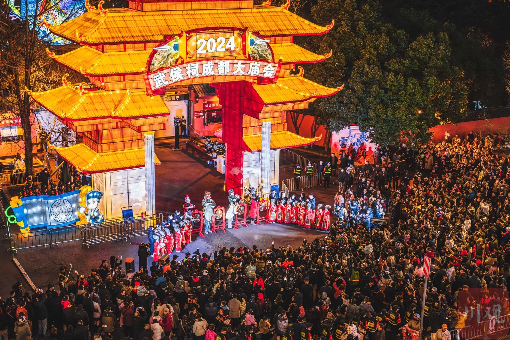 c视频|武侯祠成都大庙会开庙 "c视觉·川观拍客"与关羽赵云版机甲互动