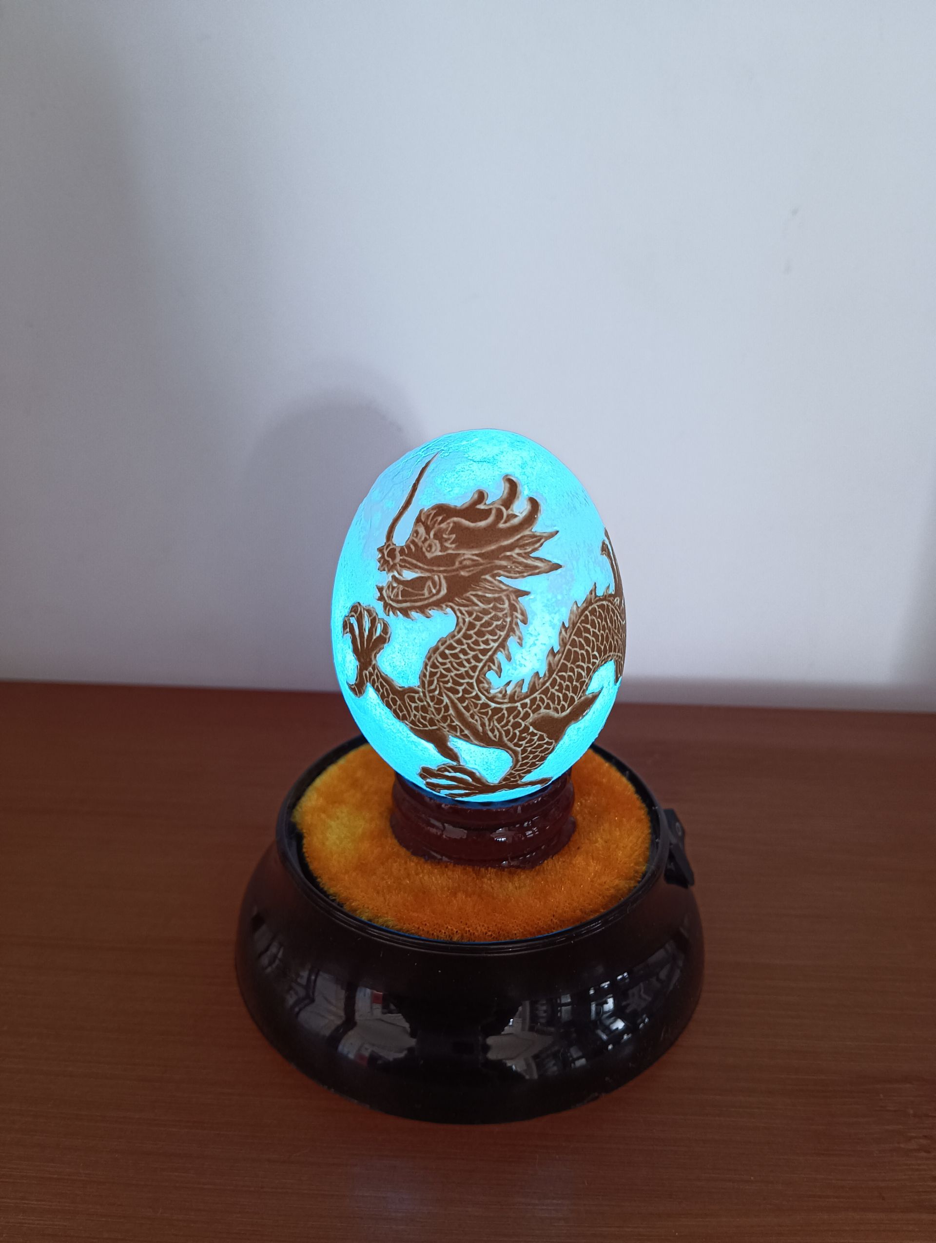 尝试失败之后,终于完成了这件名为《龙腾盛世》的鸡蛋壳蛋雕艺术作品