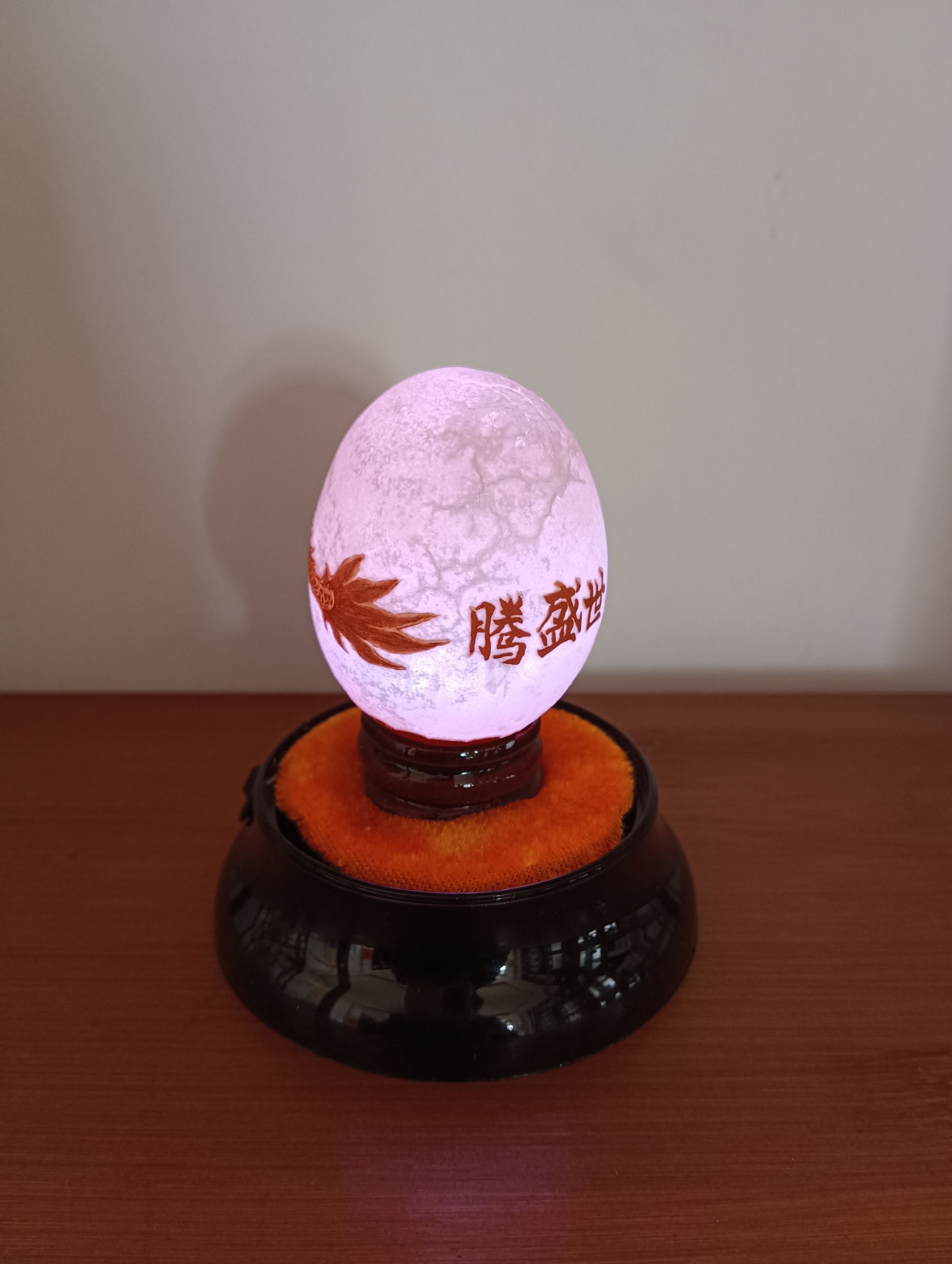 尝试失败之后,终于完成了这件名为《龙腾盛世》的鸡蛋壳蛋雕艺术作品