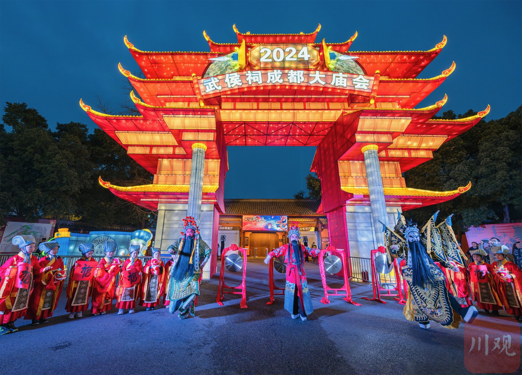 c视频|武侯祠成都大庙会开庙 "c视觉·川观拍客"与关羽赵云版机甲互动