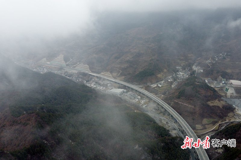主线基本成形的康略高速公路甘肃段.