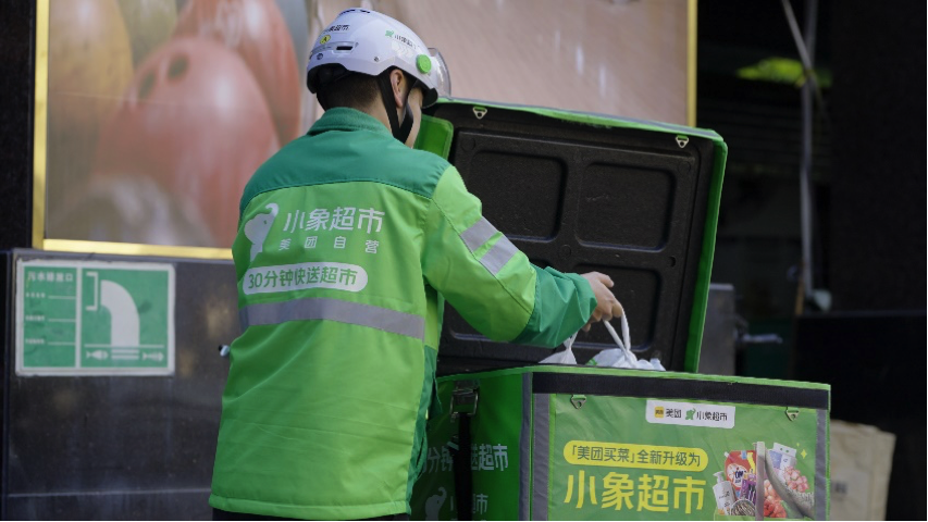 春节临近,美团小象超市的外卖小哥正在配送.新华社发