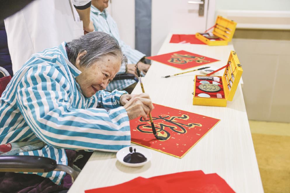 新春走基层 | 定格自己的新年“繁花”，老宝贝笑得美滋滋