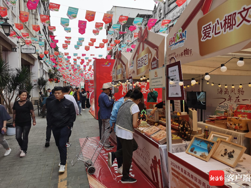 新春走基层 | 年味浓郁、打卡不停 海口这条街引来许多外地游客驻足玩耍