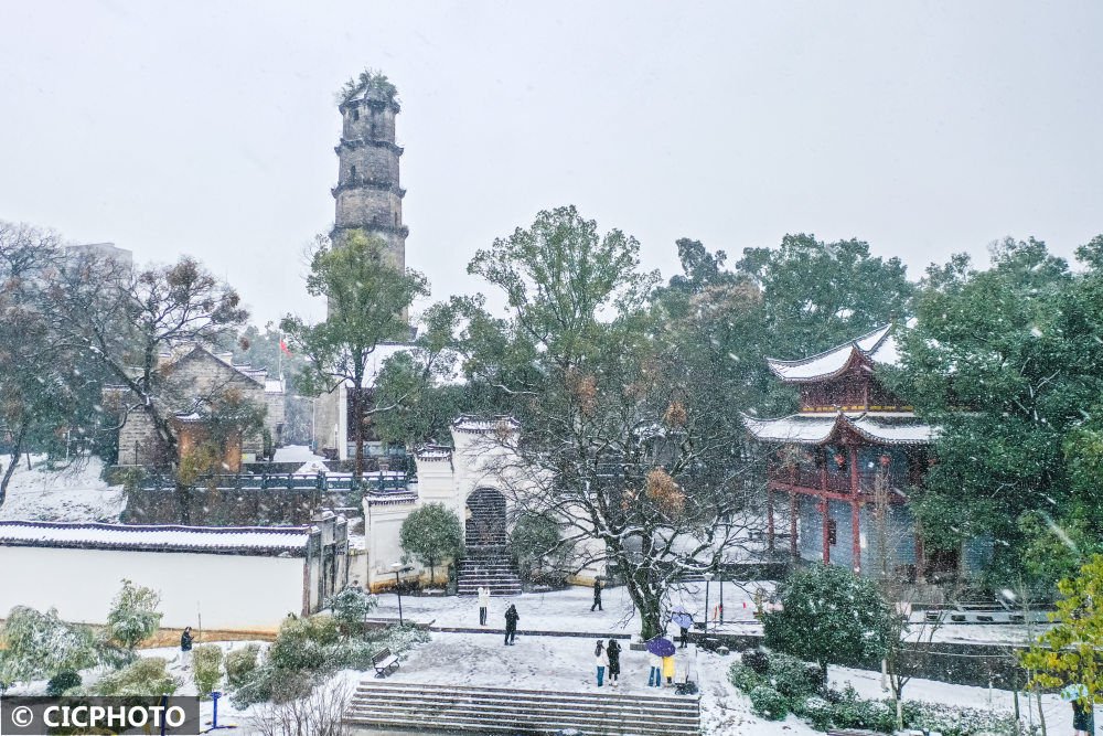 2024年1月22日,游人在湖南省永州市蓝山县塔下寺文化公园赏雪游玩.