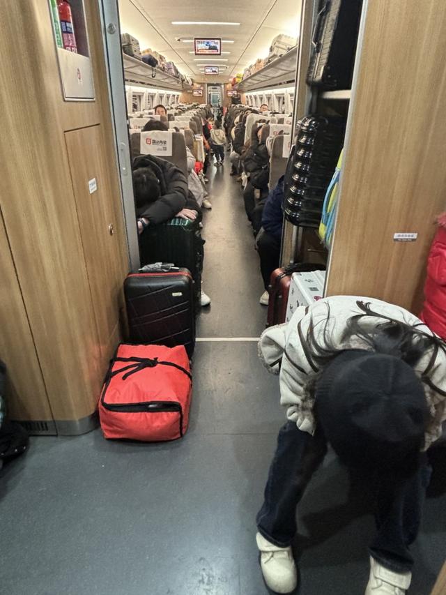 安静的车厢列车开出2小时后,有零星的乘客在安庆站下车,"很快就到家了