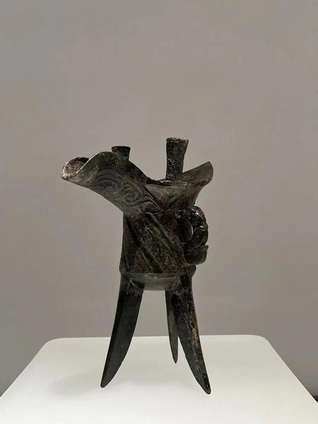 上海博物馆东馆展出的龙爵.(简工博 摄)