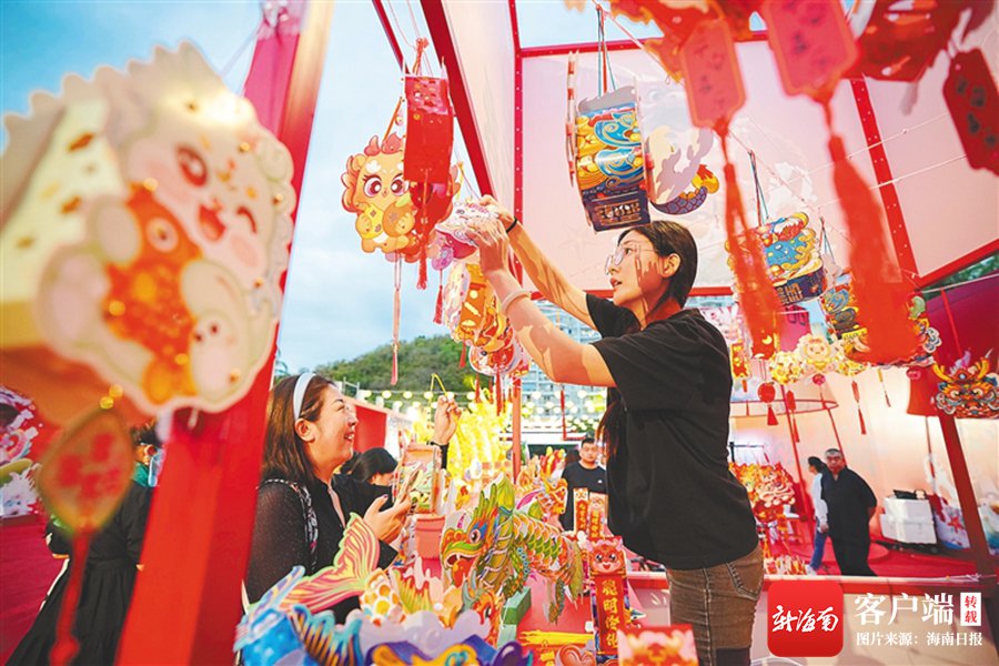 市民游客在市集上选购花灯。本组图片均由 王将就 摄