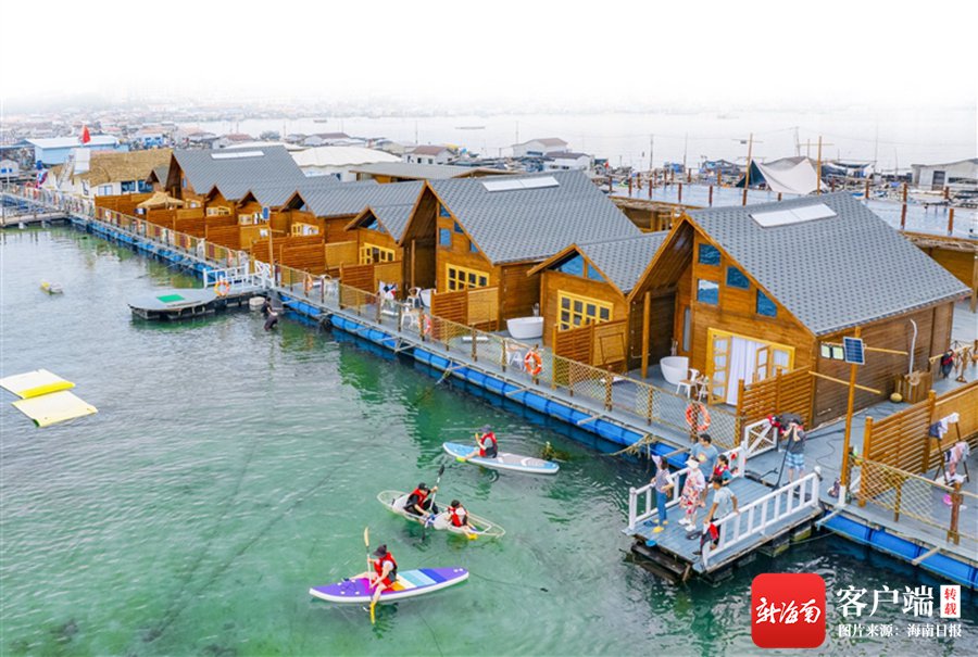 游客在陵水新村港的疍家渔排民宿享受度假时光.