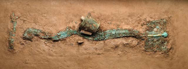 绿松石龙形器 新华社记者 李贺 摄