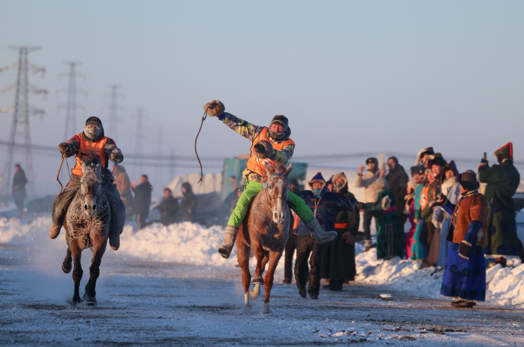 在2023年12月17日举办的内蒙古自治区第二十届冰雪那达慕上,选手在
