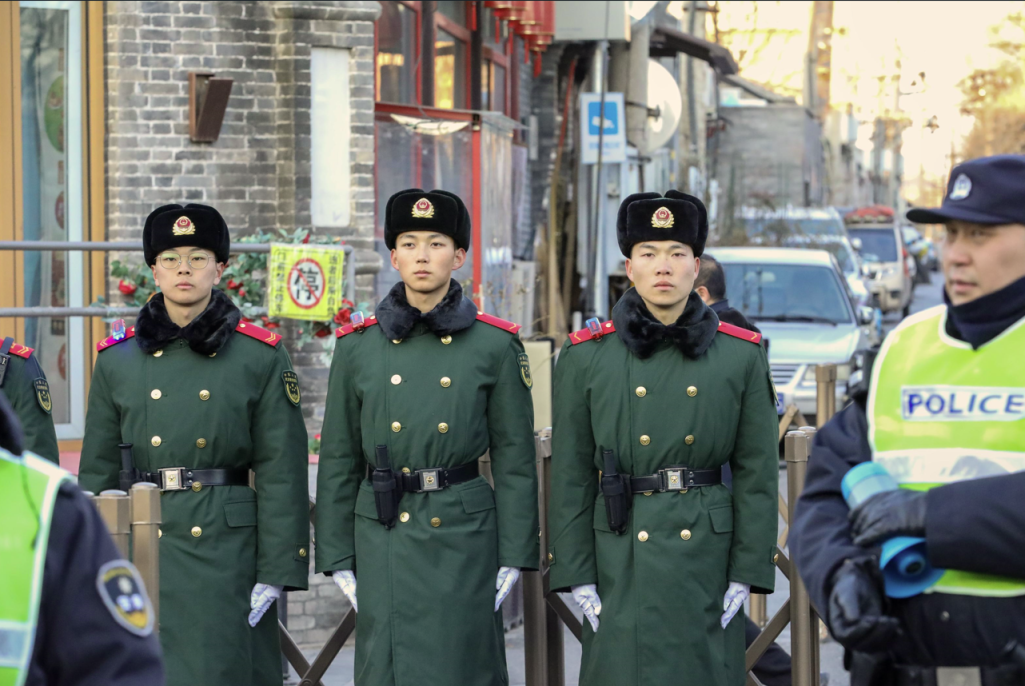 雍和宫执勤武警凌晨3点上岗|庙会