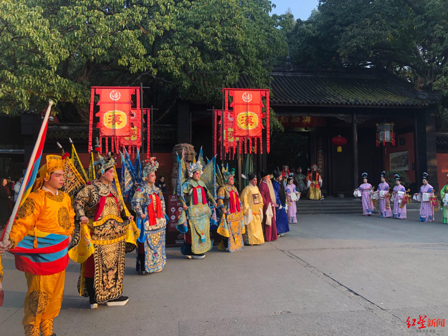 成都武侯祠：小喜神發紅包，老百姓“遊喜神方”