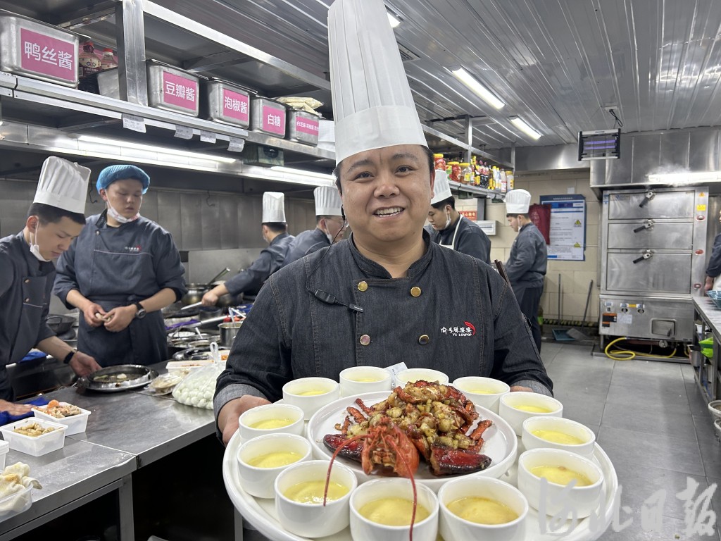 2月9日晚,石家庄市渝乡辣婆婆开发区店后厨一片忙碌,厨师长毛孟才临时