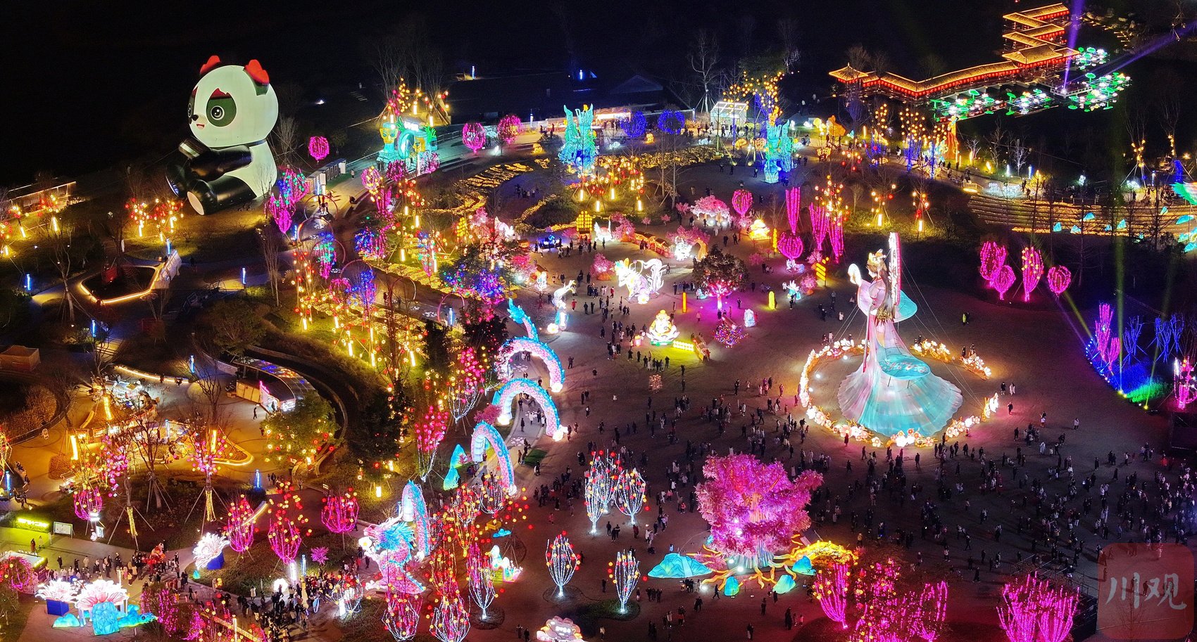 游客在成都东安湖首届灯会上赏花灯灯.