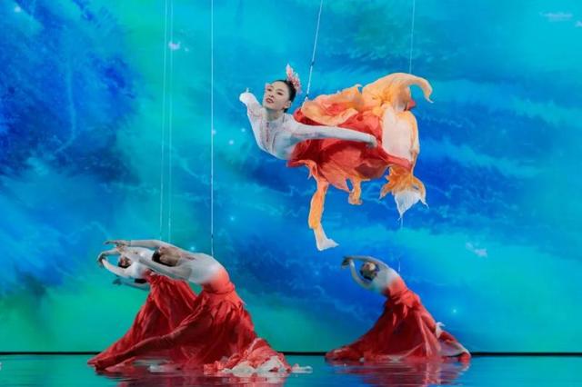 专访央视春晚舞蹈节目《锦鲤》主演华宵一:希望锦鲤能带给大家好运