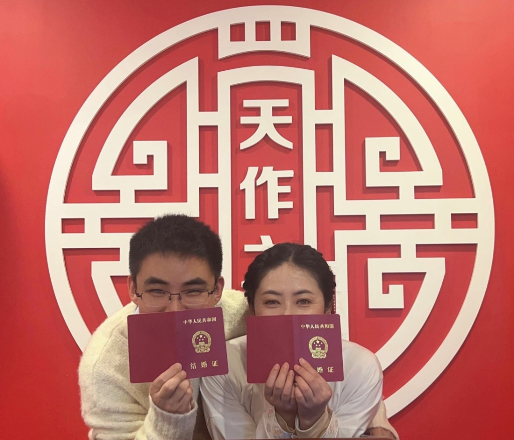 这对"医护夫妻"刚结婚不久.受访者供图