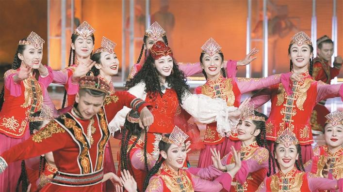 迪丽热巴在央视春晚新疆喀什分会场《舞乐新疆》节目中领舞.