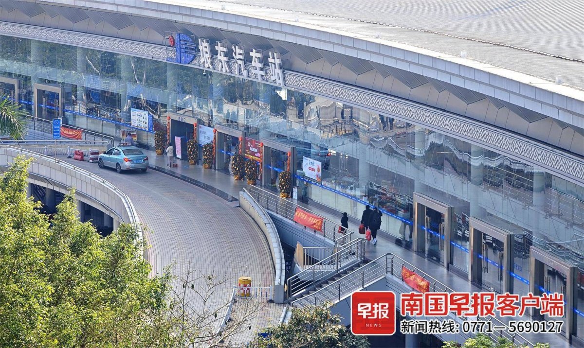 2月10日上午,埌东客运站门前,没有拥挤的场景.记者&nbsp;何定坚 摄