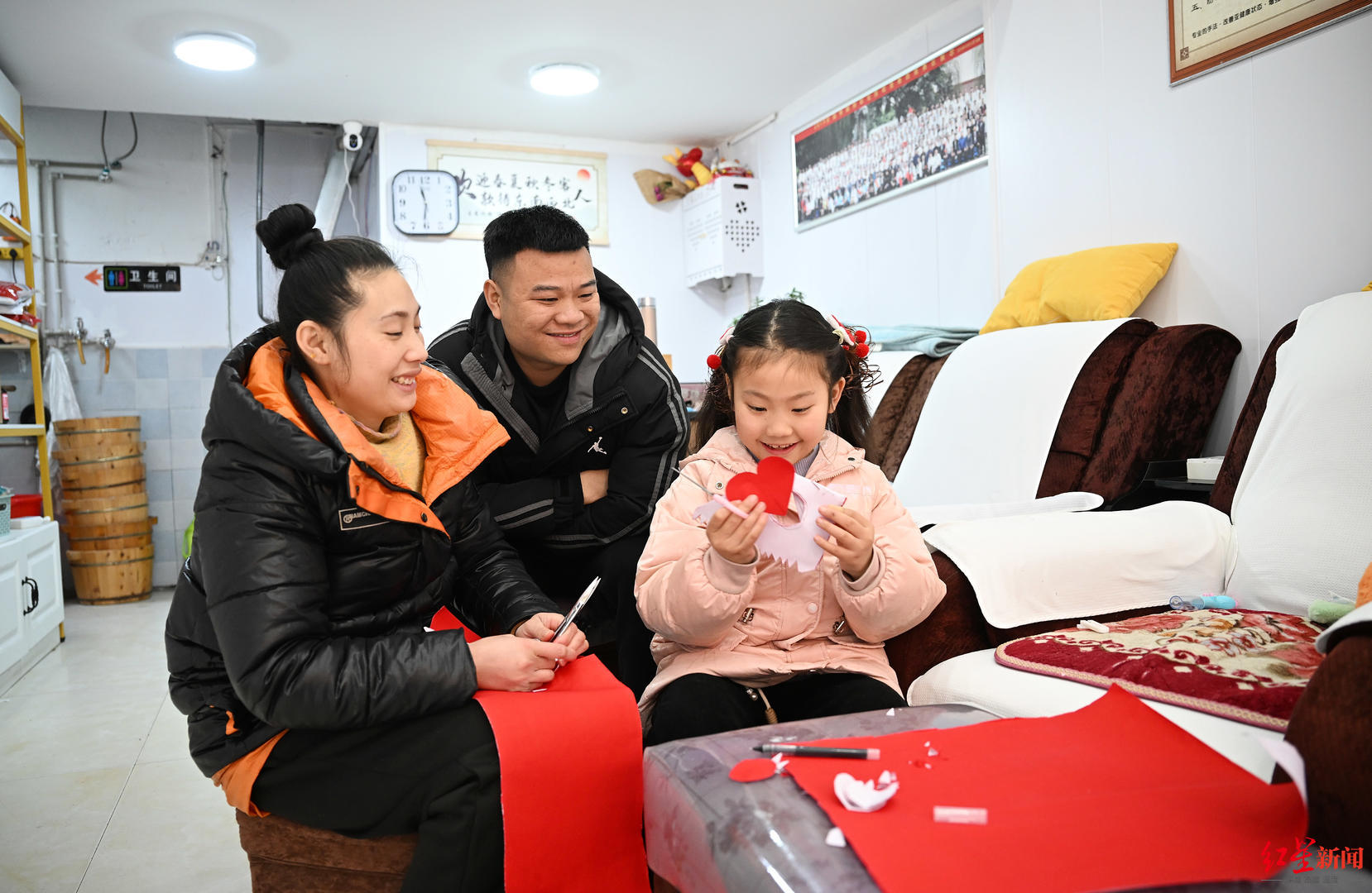 "手语翻译官"妞妞和妈妈爸爸一起剪窗花