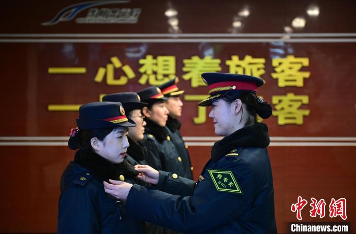 (新春走基层)沈铁00后"乘务员"邢畅的首次春运_新浪